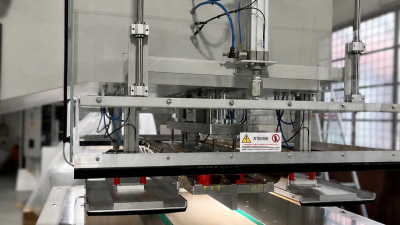 Area di lavoro saldatrice HF per coperture e teloni Serie TBS 1500