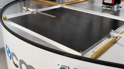 MÁQUINA DE SOLDADURA Y TROQUELADO POR ALTA FRECUENCIA CON PRENSA DE TROQUELADO Y MESA GIRATORIA